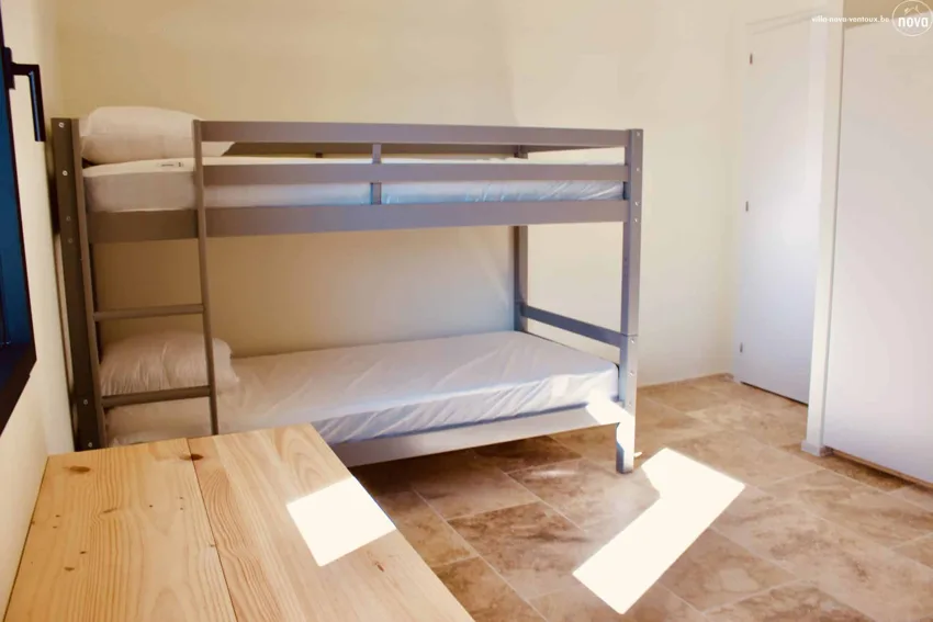 Slaapkamer met twee stapelbedden