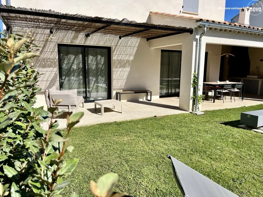 Overdekt terras naast de villa